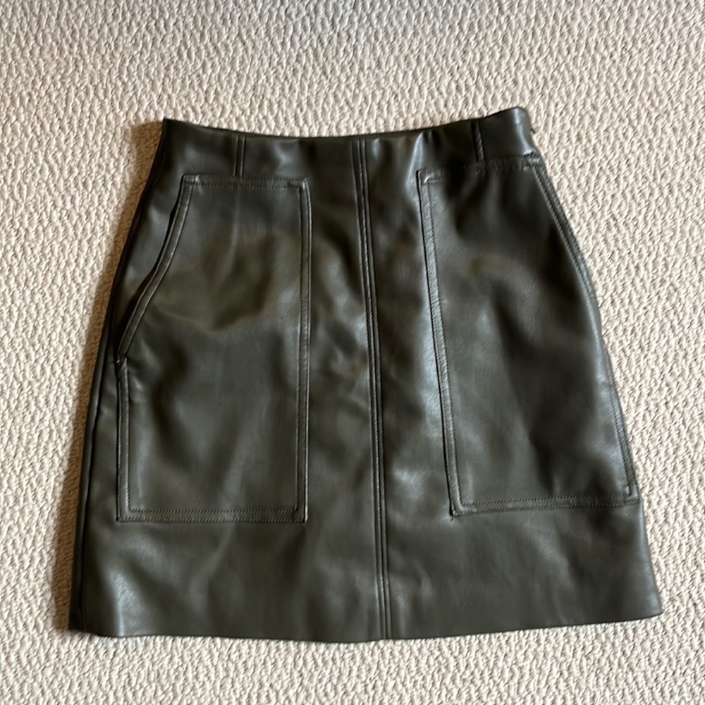 H&M Mini Skirt Vegan Leather Forest Green Pockets size 2